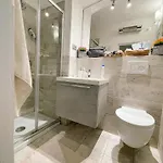 Leonardo Suites *