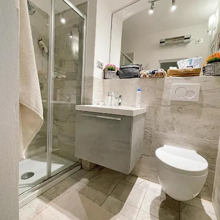 Leonardo Suites *